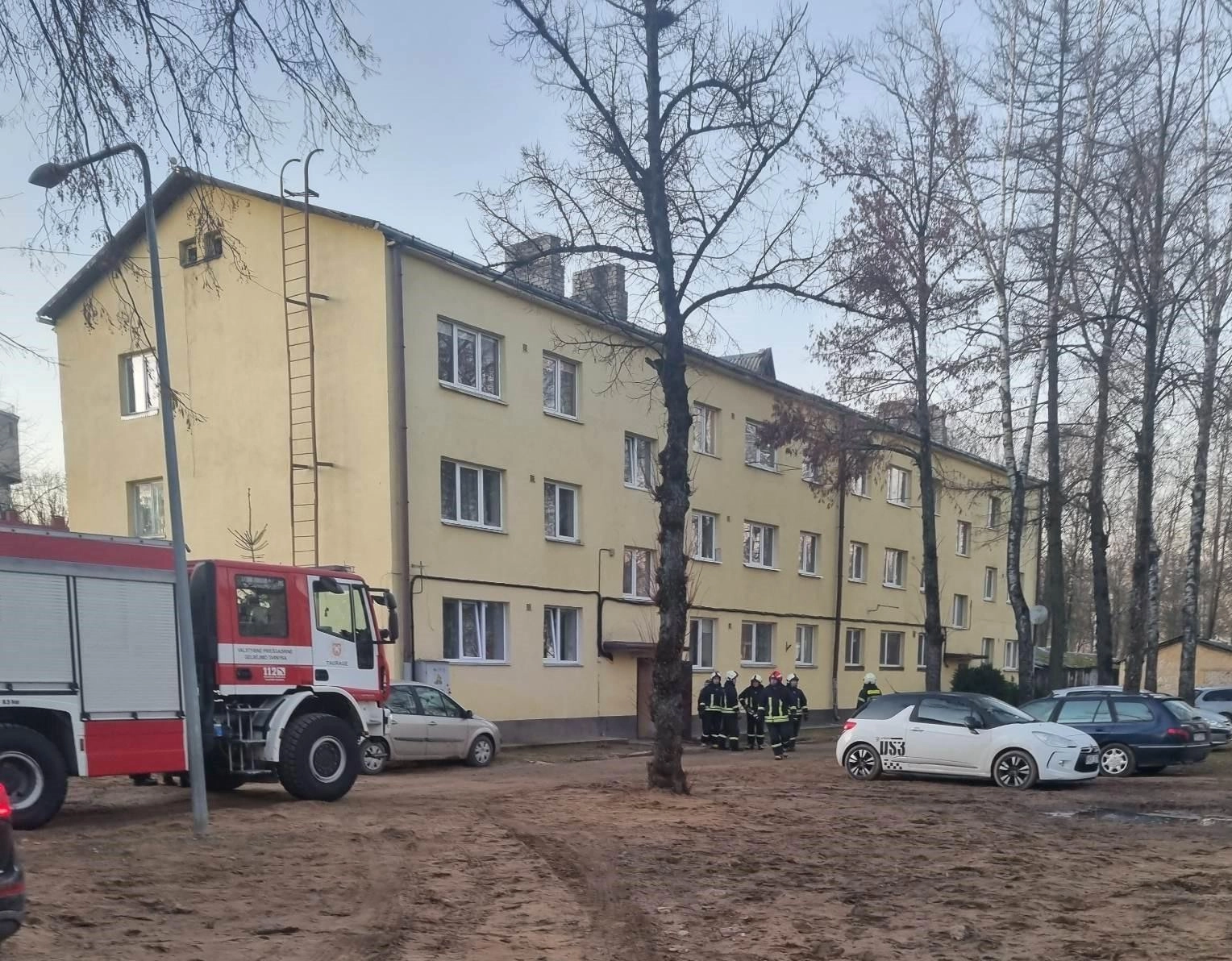 Ugniagesiai gelbėtojai iškviesti į Tauragės dvaro gatvę