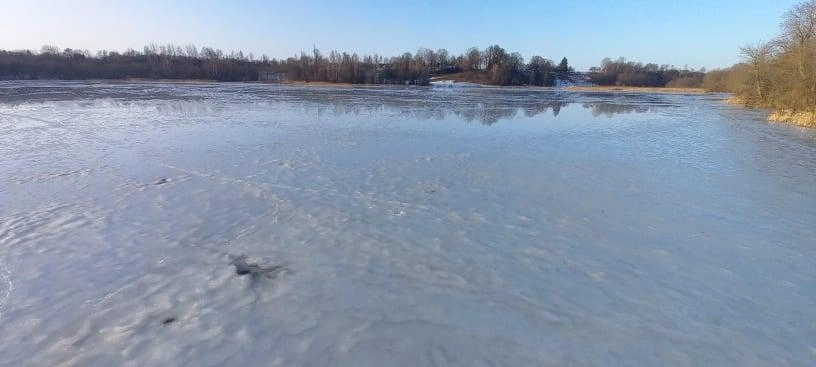 Ugniagesiai įspėja nelipti ant vis dar užšalusių tvenkinių