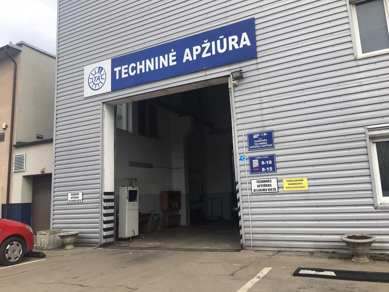 Už automobilio dokumentų klastojimą per tarpininką siūlė kyšį, įkliuvo abu