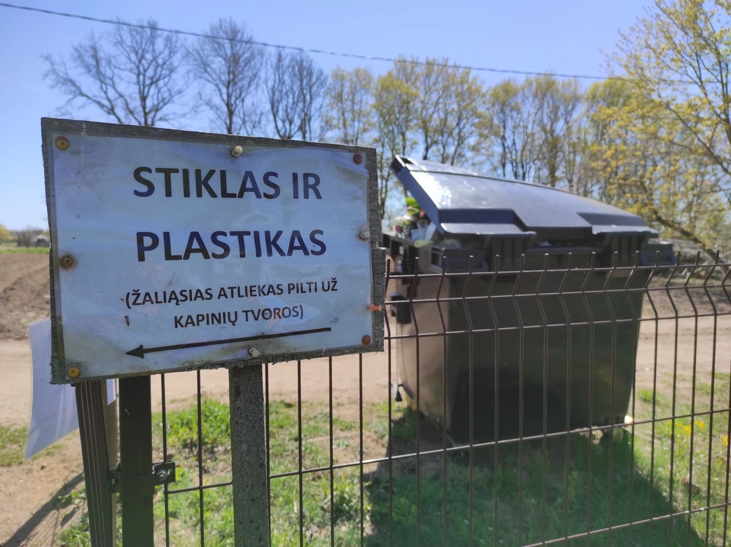 Už jaukių Vaitimėnų kapinaičių tvoros – pribloškiantis šiukšlynas