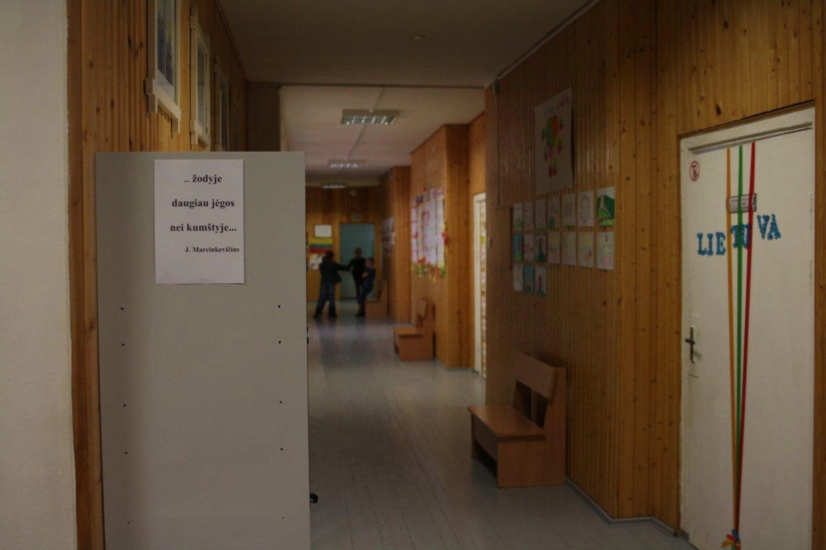 Už smurtu apkaltintą mokytoją mokinių tėvai stoja mūru