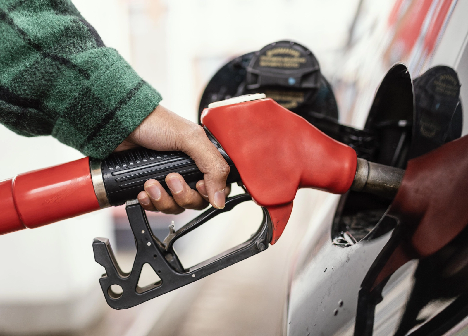 Užsipylęs degalų už beveik 300 Eur išvyko nesusimokėjęs