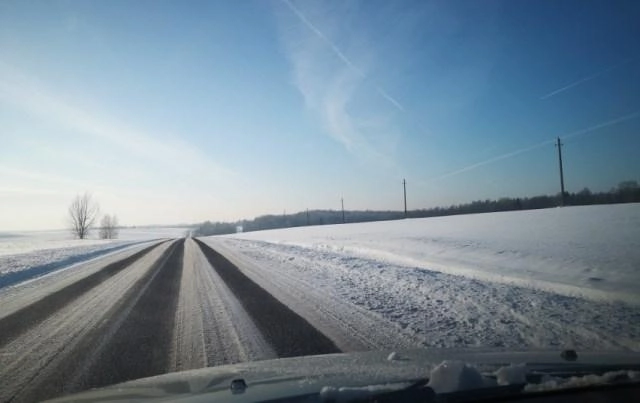 Vairavimas žiemą: atstumas tarp automobilių turėtų būti net 3 kartus didesnis nei vasarą