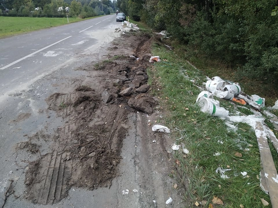 Vairuokite atsargiai: į Kunigiškius vedančiame kelyje vis dar šalinami avarijos padariniai