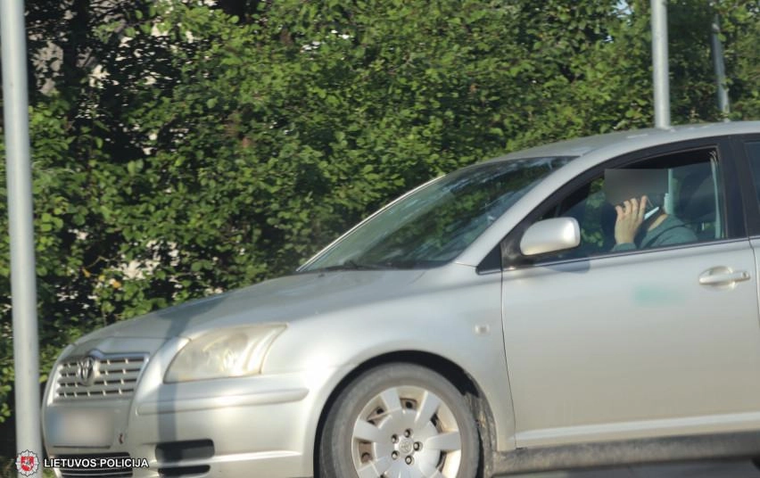 Vairuotojai mobiliųjų telefonų iš rankų nepaleidžia