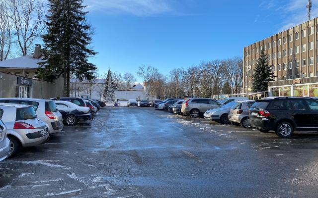 Vairuotojų dėmesiui: laikinai bus uždaryta automobilių stovėjimo aikštelė