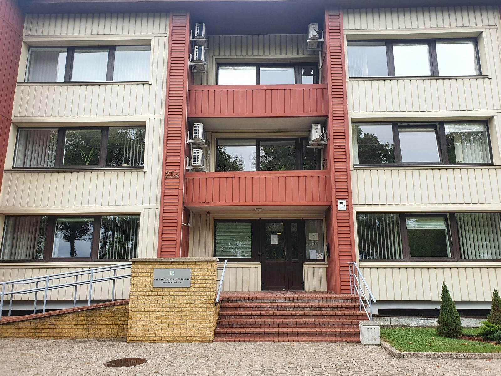 Varomas lauk nekviestas svečias dantimis kibo į nykštį