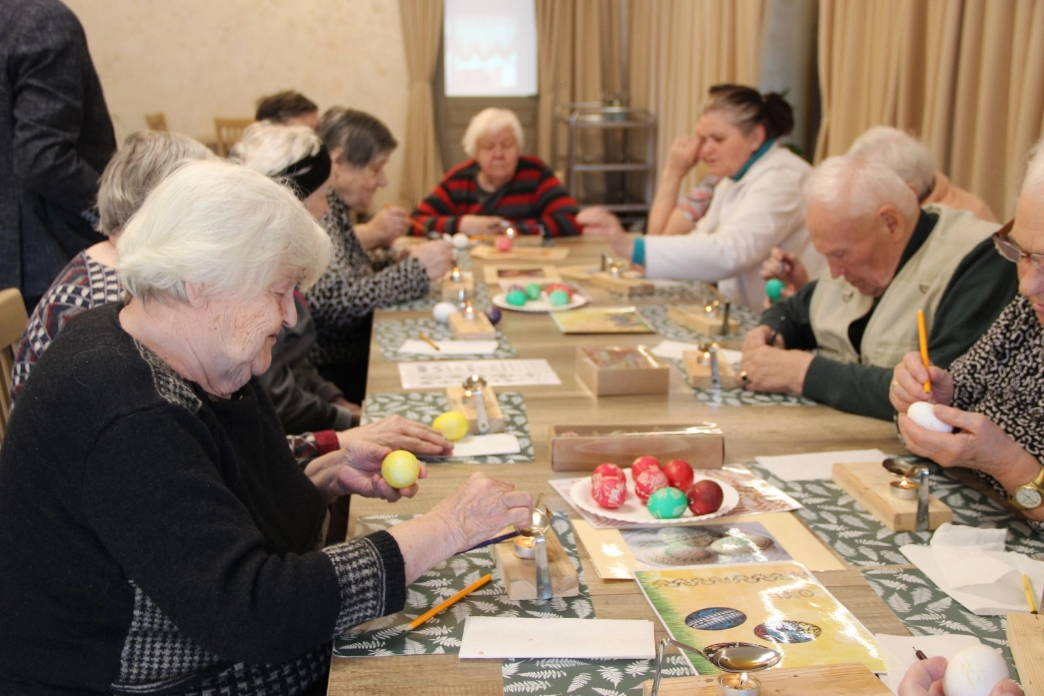 Velykų belaukiant: kiaušinių marginimo tradicijos, edukacijos ir vaško kvapas