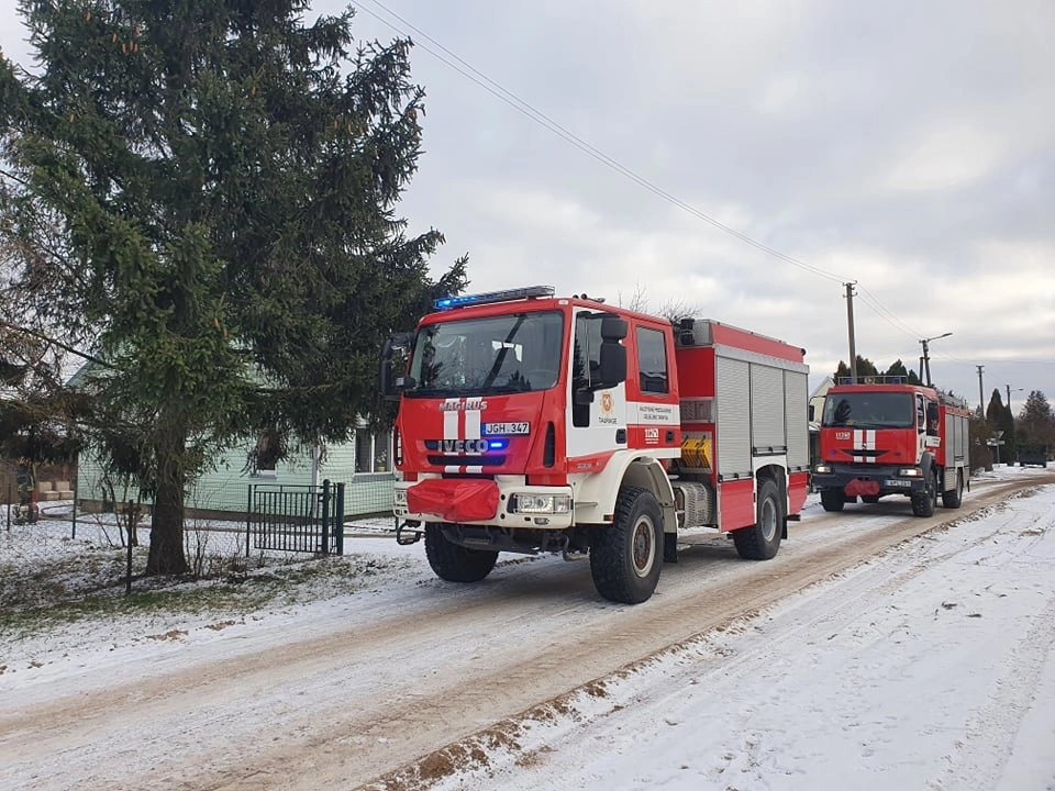 Vidurdienį ugniagesiai gelbėtojai iškviesti į Akacijų gatvę
