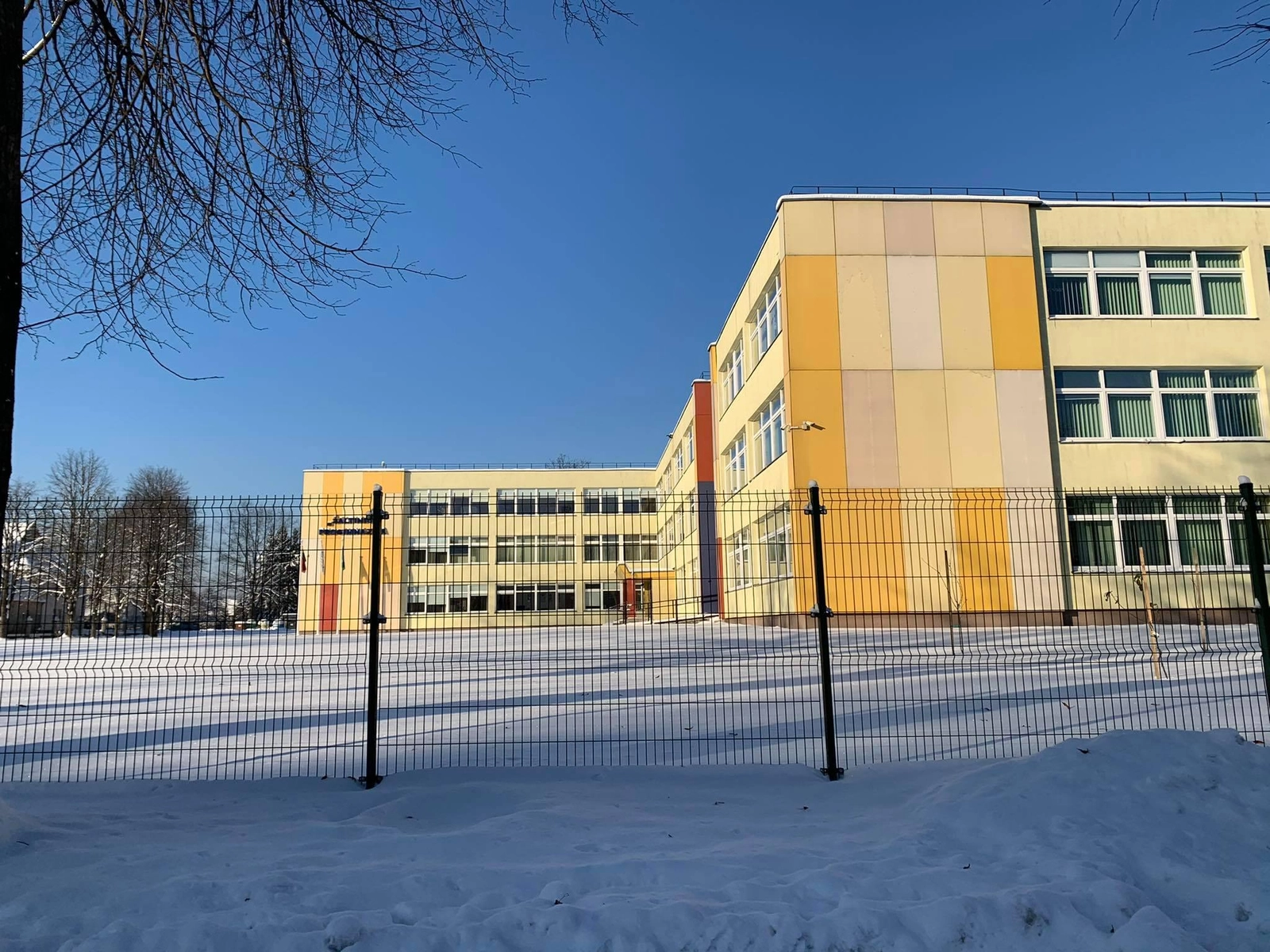 Vyresniųjų klasių mokiniai pagal poreikį mokytis nuotoliniu būdu galės ir ugdymo įstaigose