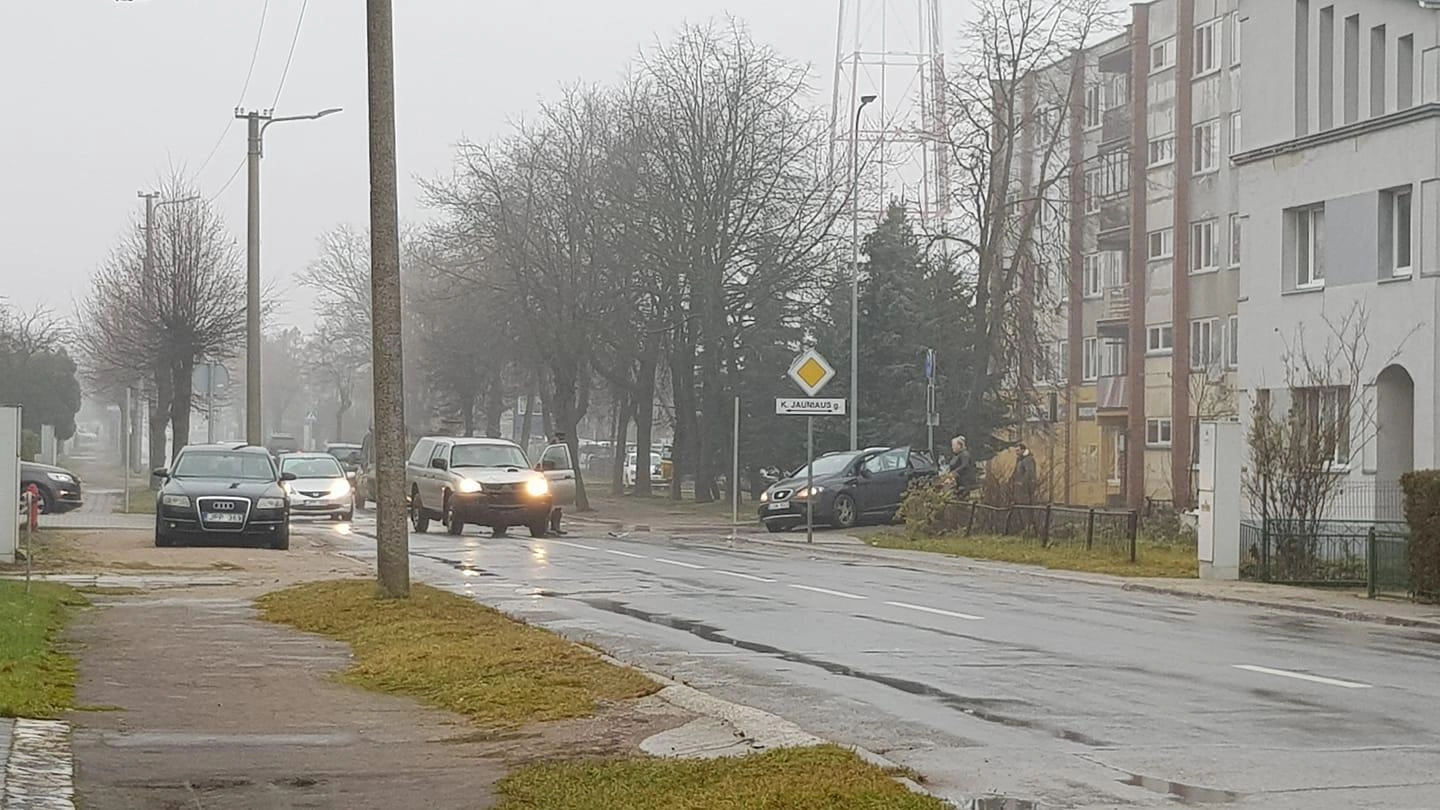 Vytauto ir K. Jauniaus gatvių sankryžoje susidūrė du lengvieji automobiliai
