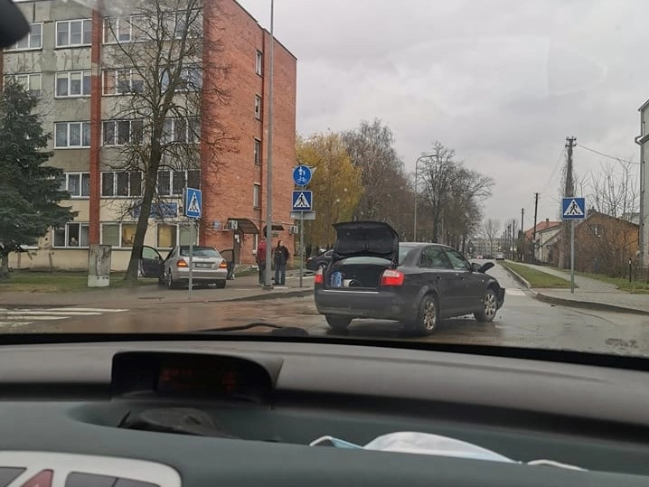 Vytauto ir K. Jauniaus gatvių sankryžoje vėl susidūrė automobiliai