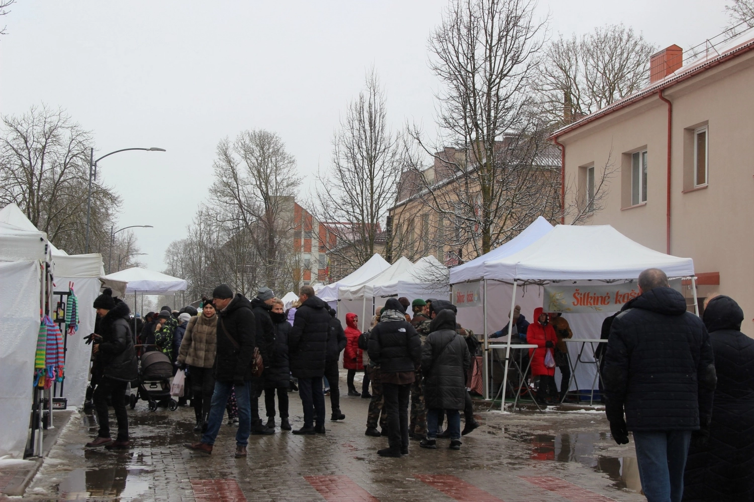 Žiemiškas oras tauragiškių negąsdina – mugėje Bažnyčių gatvėje pilna žmonių