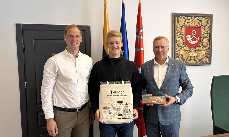 Benui Norvilui įteiktas garbės ambasadoriaus ženklelis
