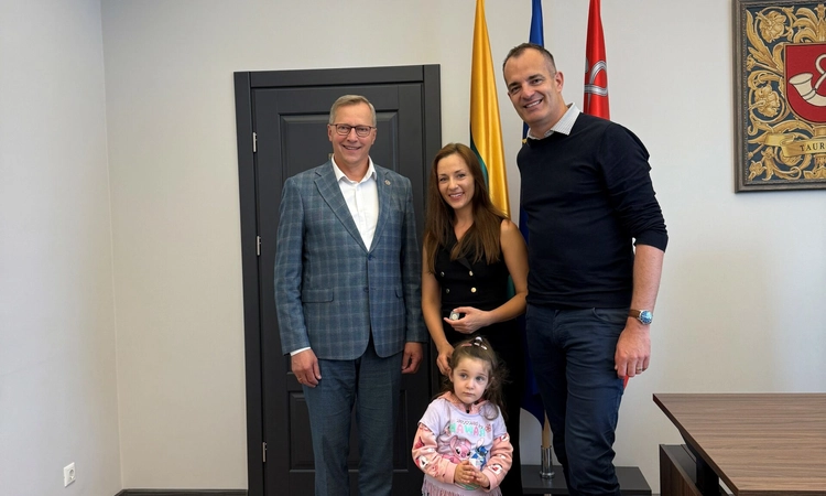 Inesai Ašmantaitei įteiktas Garbės ambasadoriaus ženklelis