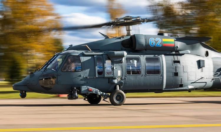 Lietuvos kariuomenės UH-60M „Black Hawk“ sraigtasparniai atliko pirmąjį skrydį