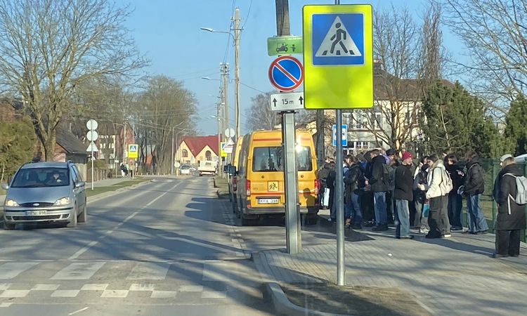 Reportažas iš maršrutinio autobuso: vaikams paerzinti vairuotoją – malonumas