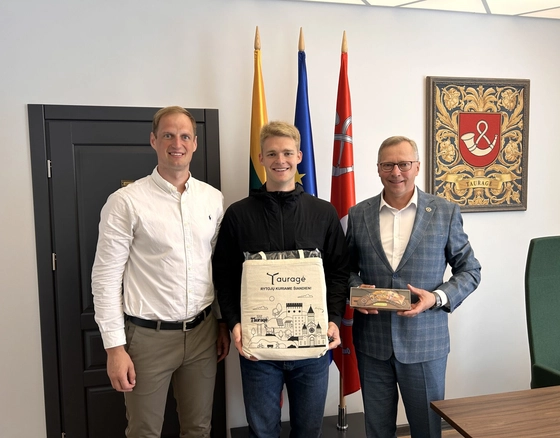 Benui Norvilui įteiktas garbės ambasadoriaus ženklelis