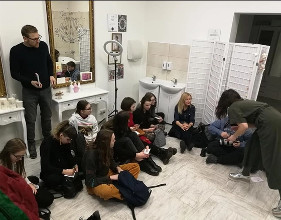 Grožio salonas vienam vakarui virto tarpukario knygynu