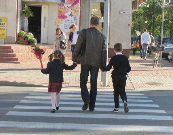 Ką pamiršta tėvai, kalbėdami su vaikais apie saugų elgesį kelyje