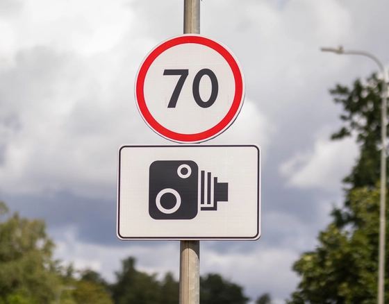 Keliuose – papildomi ženklai prie greičio matuoklių: 