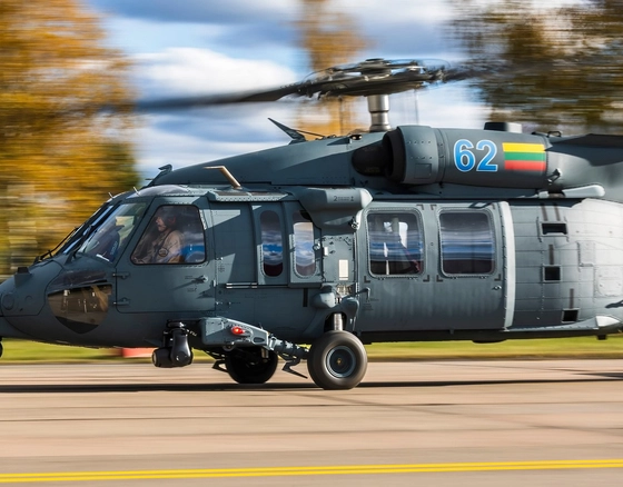 Lietuvos kariuomenės UH-60M „Black Hawk“ sraigtasparniai atliko pirmąjį skrydį