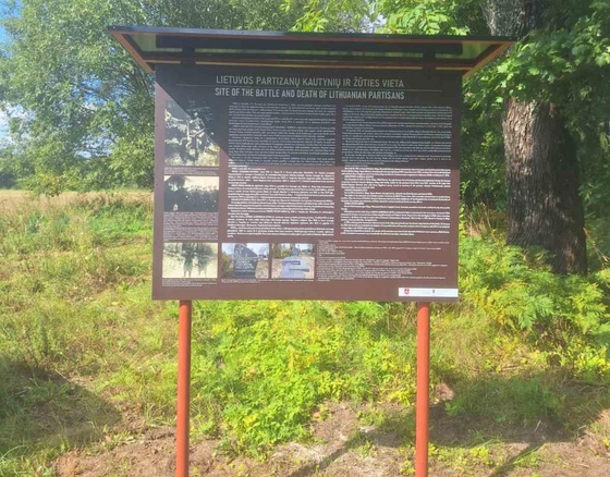 Šakviečio kaimo kelyje pastatytas informacinis stendas, žymintis partizanų žūties vietą
