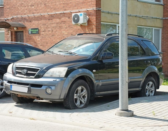 Praneškite apie pastebėtas be priežiūros paliktas eksploatuoti netinkamas transporto priemones