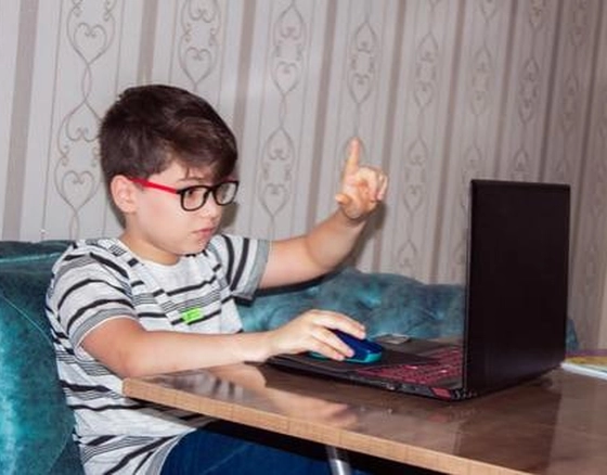Psichologė pataria tėvams, kaip elgtis, kad jų vaikai netaptų taikiniais internete  