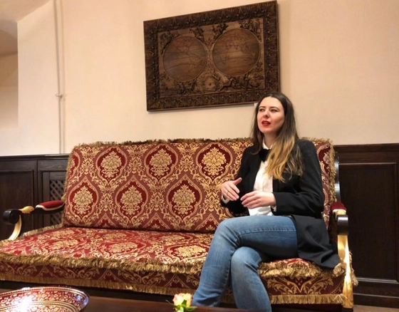 Renata Karvelis, burtai ir čiabukas