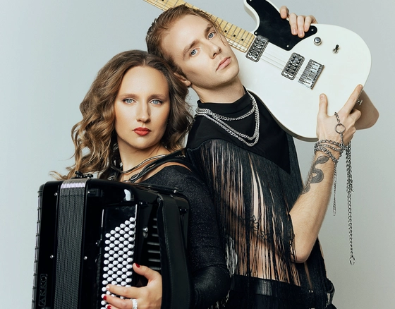 Tauragės geležinkelio stotyje – intriguojantis gitaros ir akordeono duetas