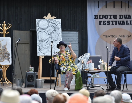 Teatras po atviru dangumi – tarp Baublių ir ąžuolų