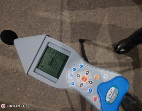 Už motociklais ir automobiliais viršytą triukšmo lygį skirtos baudos