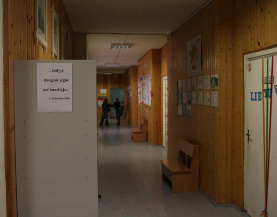 Už smurtu apkaltintą mokytoją mokinių tėvai stoja mūru