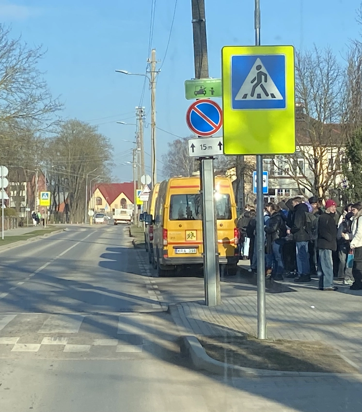 Reportažas iš maršrutinio autobuso: vaikams paerzinti vairuotoją – malonumas