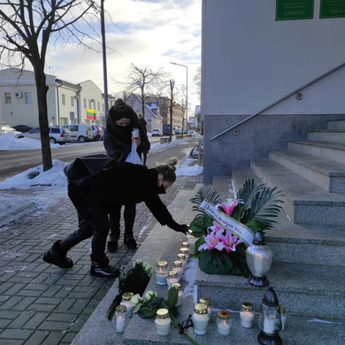 Ant savivaldybės laiptų – gedulo vainikas smulkiajam verslui