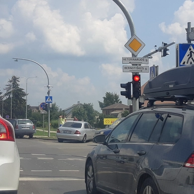 Avaringiausia miesto sankryža vis dar „traukia“ avarijas