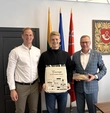 Benui Norvilui įteiktas garbės ambasadoriaus ženklelis