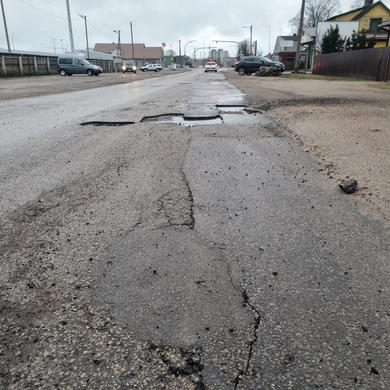 Duobės gatvėse kelia siaubą
