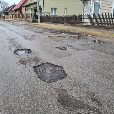 Duobės gatvėse kelia siaubą