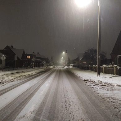 Eismo sąlygas sunkina snygis ir slidi, kai kur šlapia kelio danga