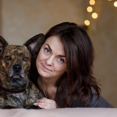Fotografė, kuri skuba išsitraukti fotoaparatą kelyje pasiekusi posūkį