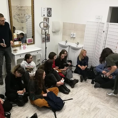 Grožio salonas vienam vakarui virto tarpukario knygynu