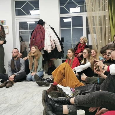 Grožio salonas vienam vakarui virto tarpukario knygynu
