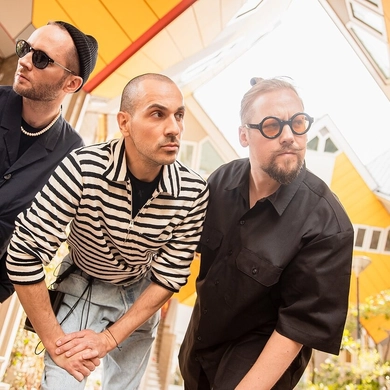 Grupę „The Roop“ „Eurovizijai“ rengusiai Glorijai teko pamėgti geltoną spalvą