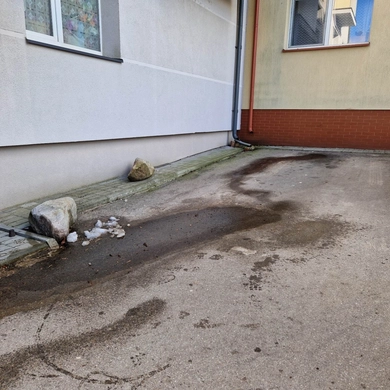 Iš automobilio išsiliejo degalai