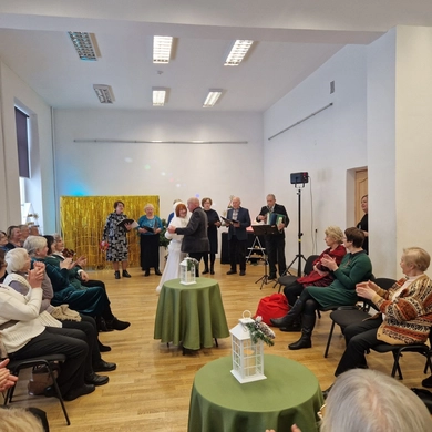 Jaukiame mokytojų senjorų renginyje pasveikinta ir jubiliatė