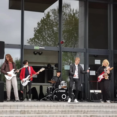 Jaunimo roko grupė „Moxie“: pirmieji žingsniai įkvepia