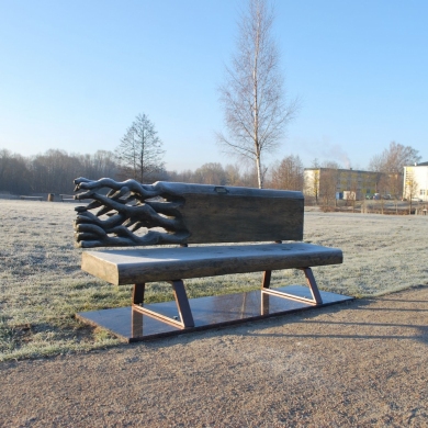 Kartų parke – išskirtinis suoliukas pirmajam „Tauragės žinių“ leidėjui