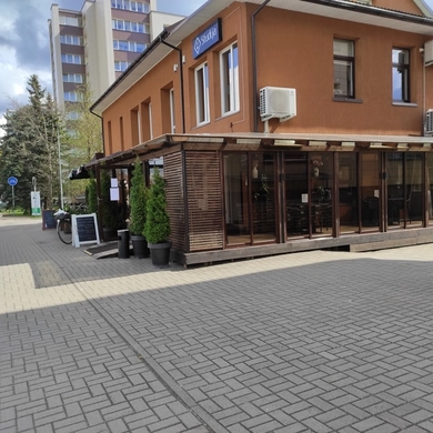 Kavinių terasos kol kas apytuštės